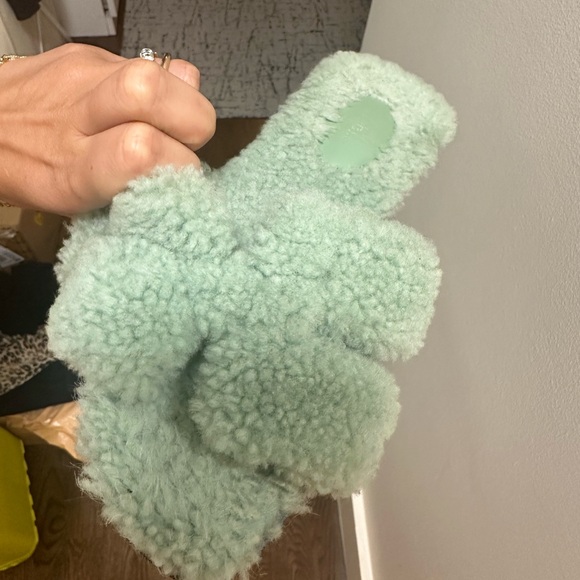 VIRAL HERMES FUZZY SANDAL MINT - Picture 1 of 3